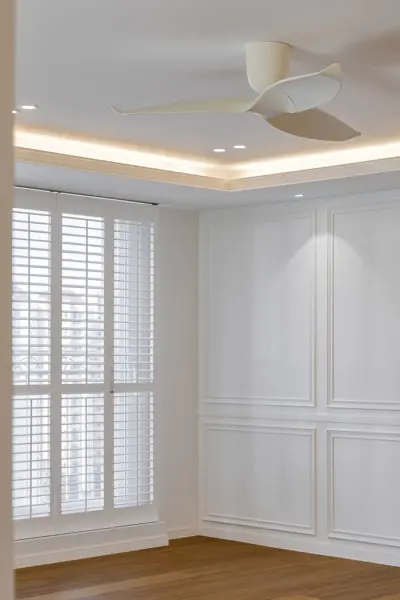 간접조명과 웨인스코팅이 어우러진 모던클래식 침실